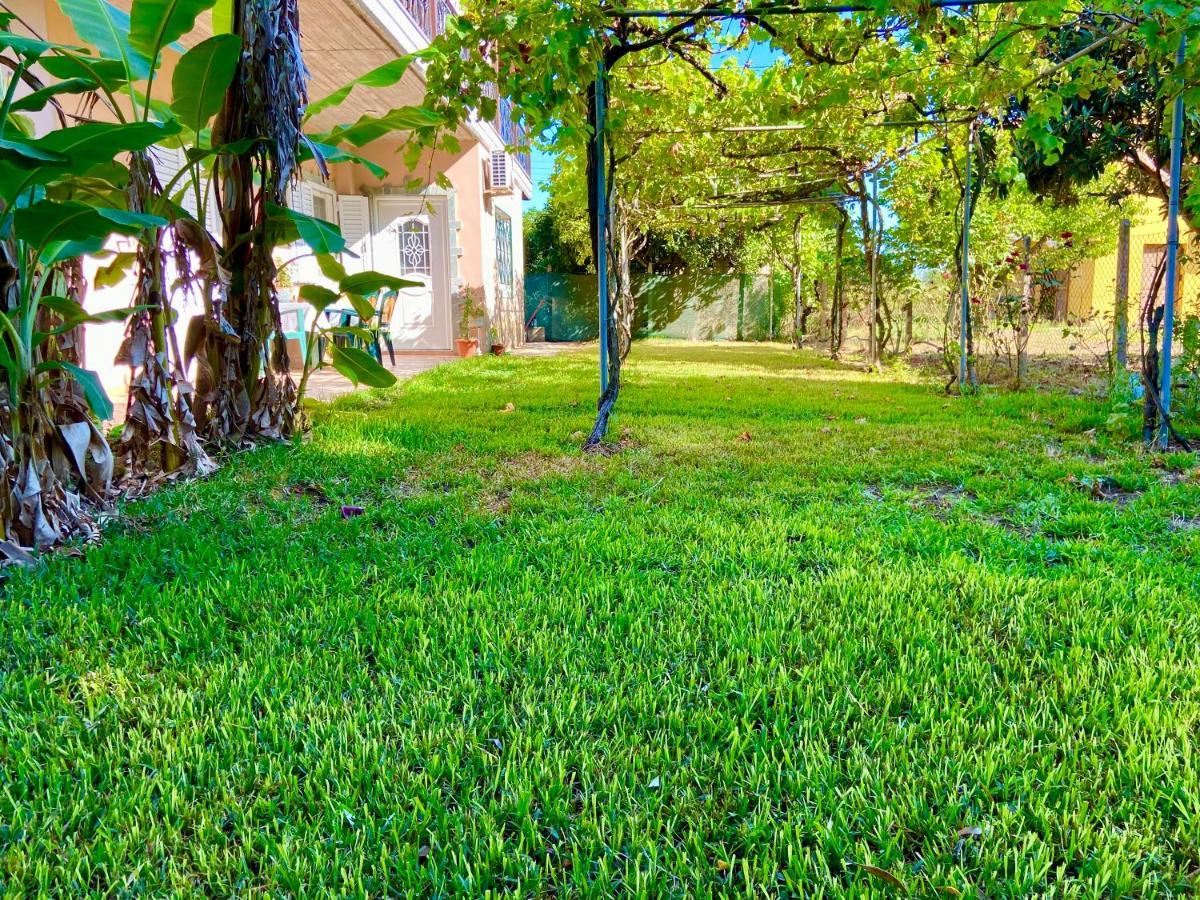 Cottage House,With Big Garden & Lawn Amaliada Buitenkant foto
